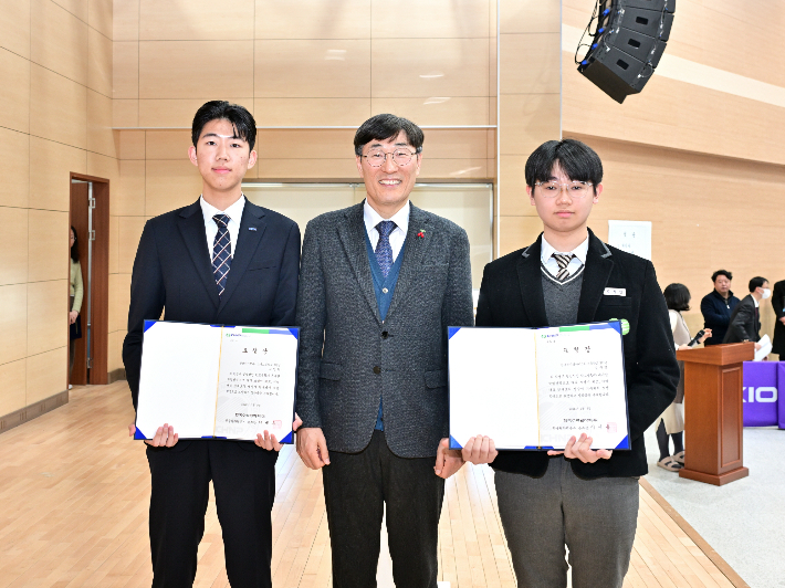 이세용 한울원자력본부장이 울진군 24개 학교 졸업생에게 장학금을 전달하고 있다. 한울본부 제공