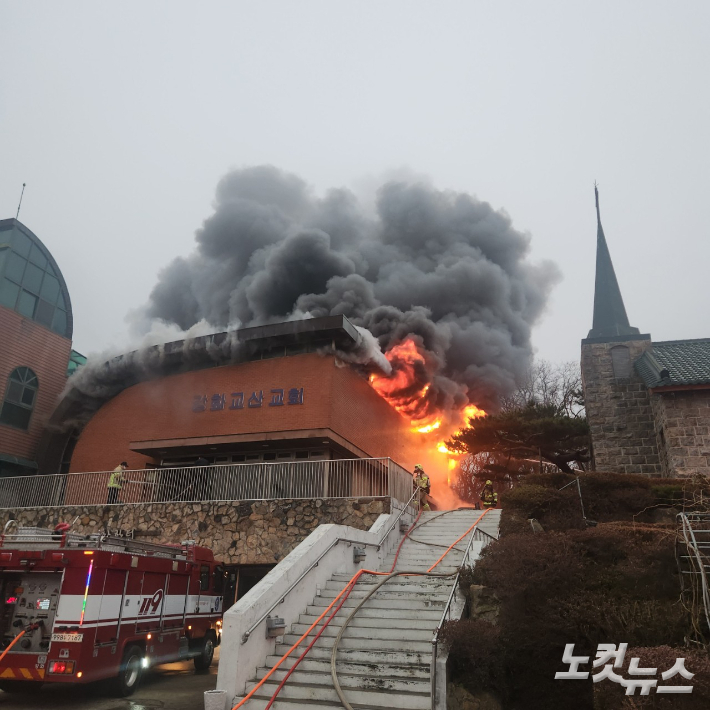 지난달 20일 새벽기도를 마친 후 존스기념예배당에 원인 모를 화재가 발생해 2층 예배실이 전소됐다. 존스기념예배당은 지난 2003년 설립 110주년 기념예배당으로 세워졌으며, 교인들이 자력으로 만들고 세운 '돌예배당'은 역사박물관으로 꾸며졌다.  교산교회 제공.