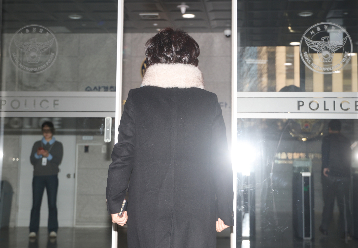 더불어민주당 김병기 의원에게 '공천 헌금'을 건넸다는 자백성 탄원서를 작성한 전직 구의원 김모씨가 9일 서울경찰청 마포청사로 출석하고 있다. 