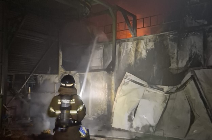 소방관들이 경주 외동 공장 화재를 진화하고 있다. 경북소방본부 제공