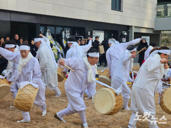 춤패 마구잡이가 故 박종철 열사 39주기 추모제에서 길놀이를 하고 있다. 김정록 기자