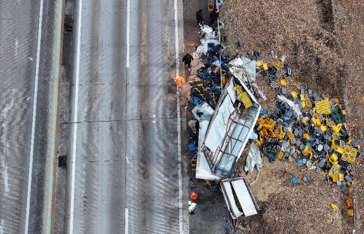 10일 경북 상주시 서산영덕고속도로에서 발생한 다중 추돌사고로 다수 사상자가 발생한 가운데, 사고로 부서진 화물차를 관계자들이 수습하고 있다. 연합뉴스
