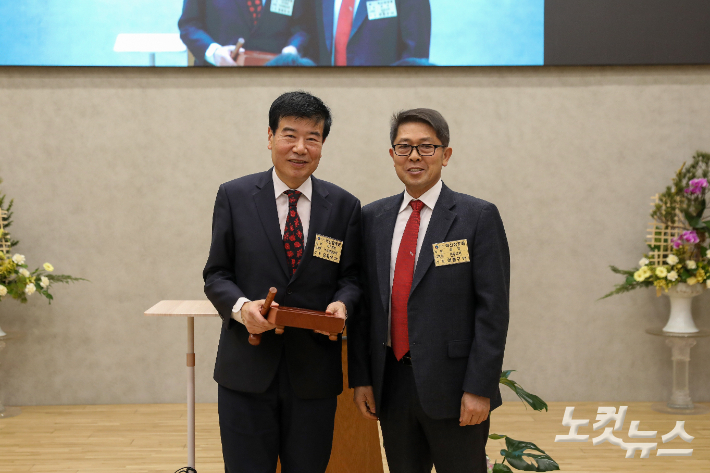 익산장로회 제47회 정기총회에서 이중구 이임 회장(오른쪽)이 유옥식 신임 회장(왼쪽)에게 의사봉을 전달하고 있다. 최화랑 기자