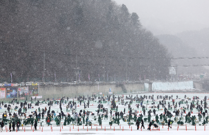 국내 대표 겨울 축제인 2026 화천산천어축제가 개막한 10일 강원 화천군 화천읍 화천천에 마련된 축제장 일원에서 함박눈이 내리고 있다. 연합뉴스