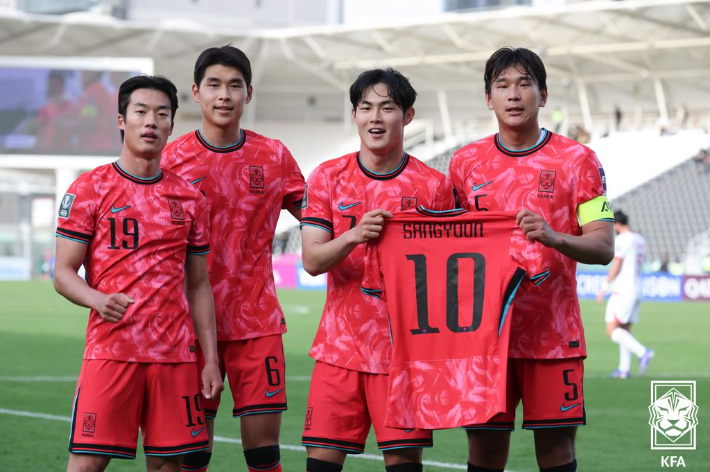 강상윤의 유니폼을 들고 기뻐하는 U-23 축구대표팀. 대한축구협회 제공
