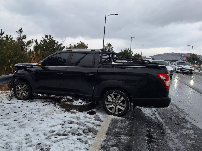 제주 강풍·폭설에 가로수 뽑히고 눈길 교통사고도 속출