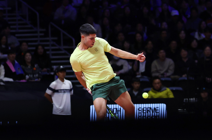 10일 인천 인스파이어 아레나에서 열린 현대카드 슈퍼매치14. 스페인 카를로스 알카라스가 이탈리아 야닉 시너를 상대로 다리 사이로 샷을 날리고 있다. 연합뉴스 