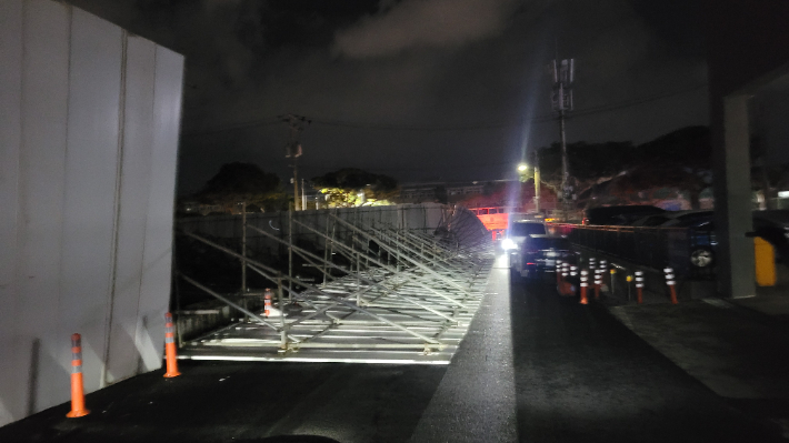 10일과 11일 제주에서 강풍과 폭설로 인한 피해가 이어졌다. 사진은 제주시 연동 공사장 펜스 넘어짐 사고. 제주도소방안전본부 제공