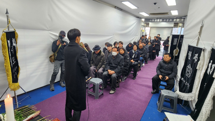 11일 광주 서구 화정동 아이파크 붕괴 사고 현장 인근에서 4주기 추모식이 엄수되고 있다. 광주대표도서관 붕괴 사고 유가족이 발언하고 있는 모습. 광주 화정아이파크 붕괴참사 유가족협의회 제공