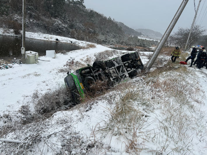 11일 낮 12시 30분쯤 전남 진도군 진도읍의 한 도로에서 버스가 미끄러져 전복되는 사고가 발생했다. 전남소방본부 제공
