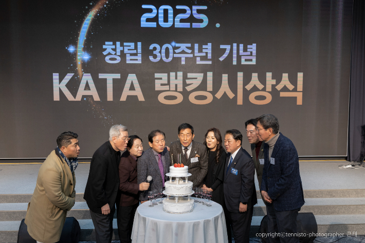 기념 행사에서 주요 인사들이 케이크 커팅을 하는 모습. KATA 