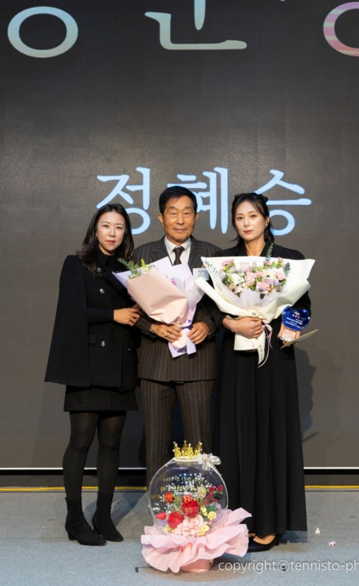 KATA 대상인 동운상을 2년 연속 수상한 정혜승 씨(오른쪽부터)가 성기춘 회장 등과 기념 촬영한 모습. KATA 