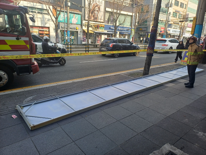 10일 부산 중구 한 건물에서 간판이 떨어져 소방 당국이 안전 조치에 나선 모습. 부산소방재난본부 제공