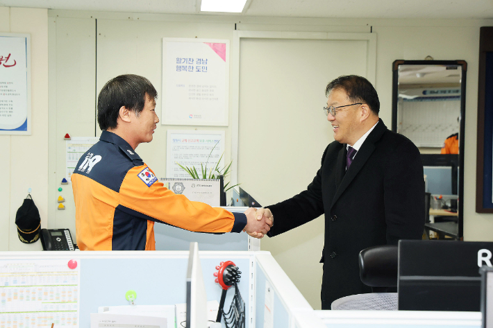 지난해 1월 중앙119안전센터를 찾아 격려하는 장금용 창원시장 권한대행. 창원시 제공 