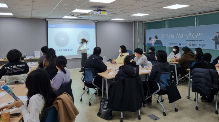 청년성장프로젝트 '청년카페' 운영. 창원시 제공 