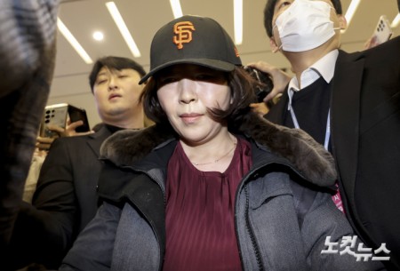 2022년 지방선거 과정에서 당시 더불어민주당 소속이었던 강선우 의원에게 공천 헌금 명목으로 1억 원을 전달한 혐의를 받는 김경 서울시의원이 11일 저녁 인천국제공항 제1여객터미널로 입국하고 있다. 경찰의 출국금지 조치 전인 지난달 31일 