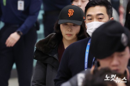 2022년 지방선거 과정에서 당시 더불어민주당 소속이었던 강선우 의원에게 공천 헌금 명목으로 1억 원을 전달한 혐의를 받는 김경 서울시의원이 11일 저녁 인천국제공항 제1여객터미널로 입국하고 있다. 경찰의 출국금지 조치 전인 지난달 31일 