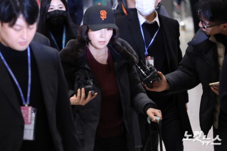 2022년 지방선거 과정에서 당시 더불어민주당 소속이었던 강선우 의원에게 공천 헌금 명목으로 1억 원을 전달한 혐의를 받는 김경 서울시의원이 11일 저녁 인천국제공항 제1여객터미널로 입국하고 있다. 경찰의 출국금지 조치 전인 지난달 31일 