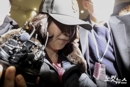 2022년 지방선거 과정에서 당시 더불어민주당 소속이었던 강선우 의원에게 공천 헌금 명목으로 1억 원을 전달한 혐의를 받는 김경 서울시의원이 11일 저녁 인천국제공항 제1여객터미널로 입국하고 있다. 경찰의 출국금지 조치 전인 지난달 31일 