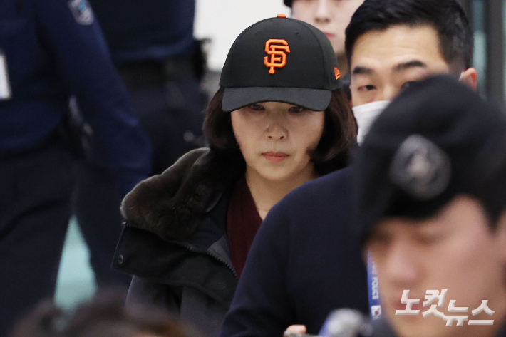 2022년 지방선거 과정에서 당시 더불어민주당 소속이었던 강선우 의원에게 공천 헌금 명목으로 1억 원을 전달한 혐의를 받는 김경 서울시의원이 11일 저녁 인천국제공항 제1여객터미널로 입국하고 있다. 경찰의 출국금지 조치 전인 지난달 31일 '자녀를 보러 간다'며 미국으로 떠난지 11일만이다. 류영주 기자