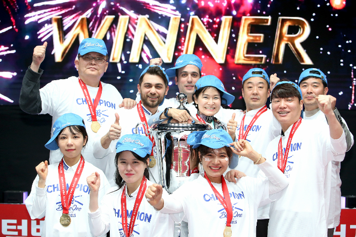 '웰컴저축은행 PBA 팀 리그 2022-2023' 웰컴저축은행과 파이널 5차전에서 승리하며 우승을 확정한 블루원리조트 선수들이 세리머니를 펼치는 모습. PBA 