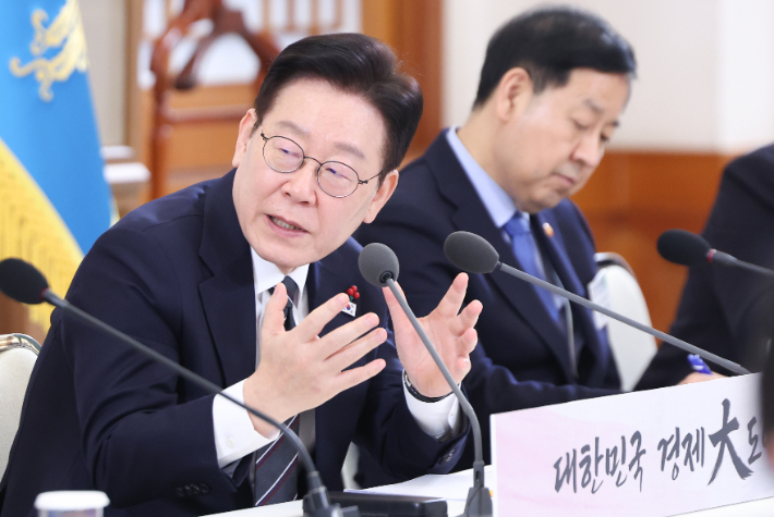 이재명 대통령이 9일 청와대에서 열린 경제성장전략 국민보고회에서 발언하고 있다. 연합뉴스