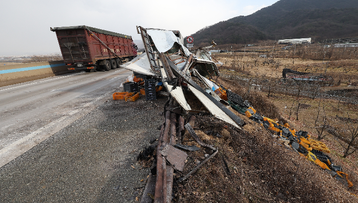 10일 경북 상주시 서산영덕고속도로에서 발생한 다중 추돌사고로 다수 사상자가 발생한 가운데, 사고로 부서진 화물차를 관계자들이 수습하고 있다. 연합뉴스
