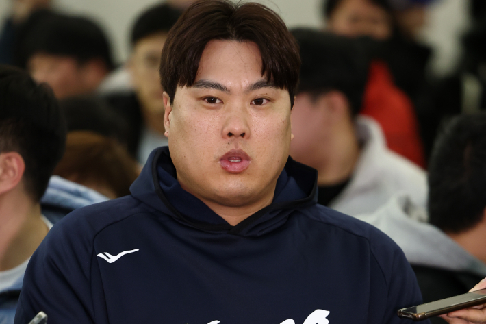 인터뷰하는 류현진. 연합뉴스