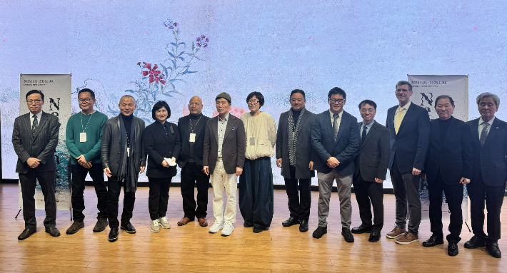 전라남도가 미국 뉴욕한국문화원과 공동으로 오는 30일까지 21일간 전남국제수묵비엔날레 뉴욕 수묵 특별전 개최하는 가운데 개막식에 관계자들이 기념사진을 찍고 있다. 전라남도 제공