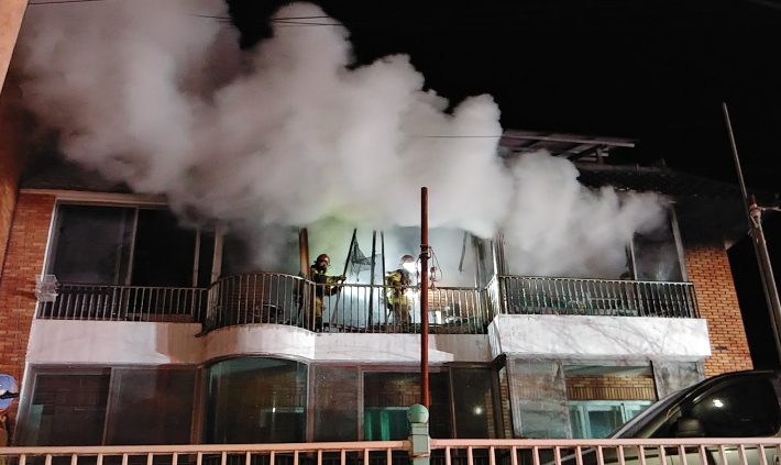 11일 오후 9시 3분쯤 경북 김천시 어모면의 2층짜리 다세대주택 2층 세대 내부에서 불이 났다. 경북소방본부 제공 