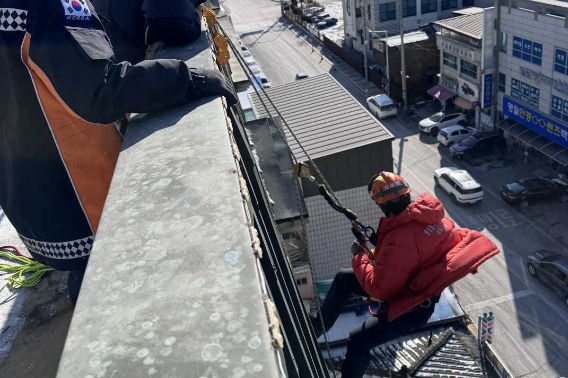 지난 11일 오후 1시 17분쯤 강원 영월군 영월읍 건물 외벽에서 징크판넬이 심하게 흔들린다는 신고가 접수돼 소방당국이 안전 조치했다. 강원소방본부 제공