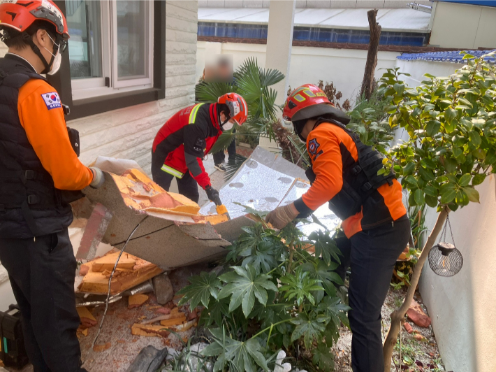 10일 부산 수영구의 한 빌라 외벽에 설치된 외장재가 떨어져 소방 당국이 안전 조치에 나선 모습. 부산소방재난본부 제공