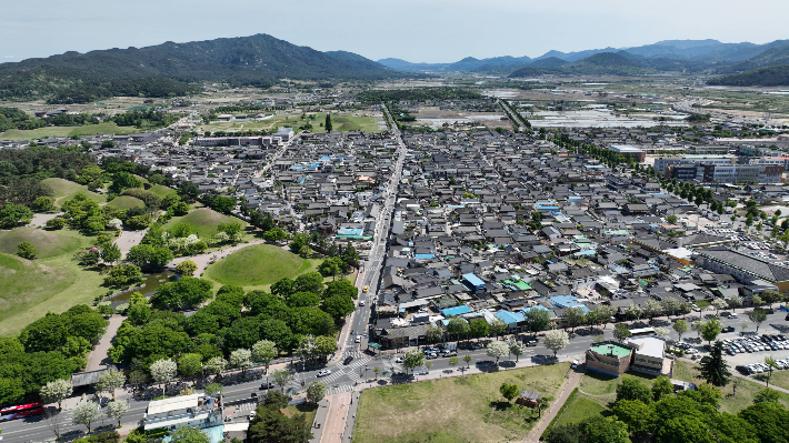 경주 대릉원과 황리단길 전경. 역사유적과 상권이 맞닿은 도심 관광지 모습이 한눈에 들어온다. 경주시 제공