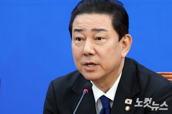 더불어민주당 김병기 원내대표가 서울 여의도 국회에서 최근 자신에 대한 논란과 관련 입장을 표명하며 원내대표직 사퇴 의사를 밝히고 있다. 윤창원 기자