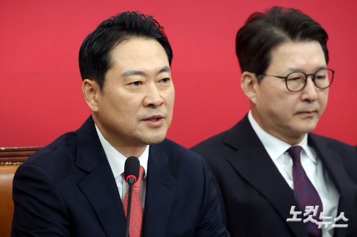 국민의힘 장동혁 대표가 12일 서울 여의도 국회에서 열린 최고위원회의에서 발언을 하고 있다.