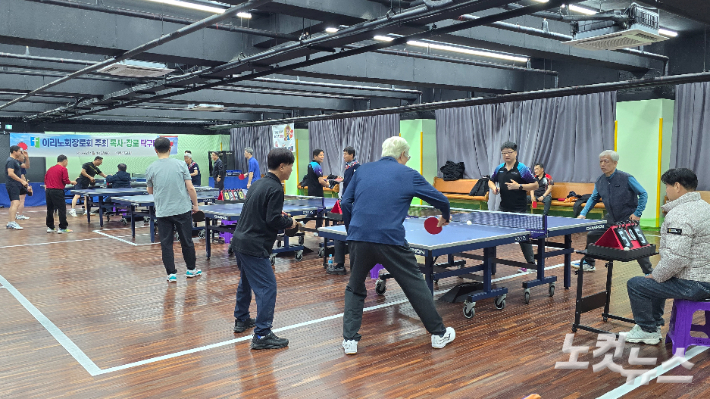 익산 기쁨의교회에서 열린 이리노회 장로회 주최 목사·장로 탁구대회에서 참가자들이 한 팀을 이뤄 경기를 펼치고 있다. 최화랑 기자 