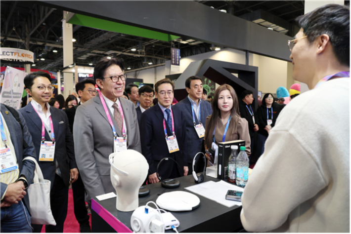 박형준 부산시장이 통합부산관에서 지역 혁신기업 관계자와 대화하고 있다. 부산시 제공