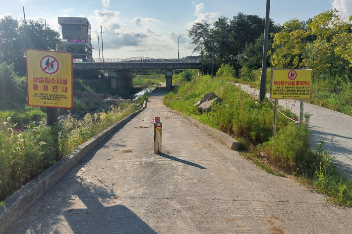 광주 서구가 서창천 산책로에 스마트 자동차단장치를 설치한 모습. 광주 서구 제공