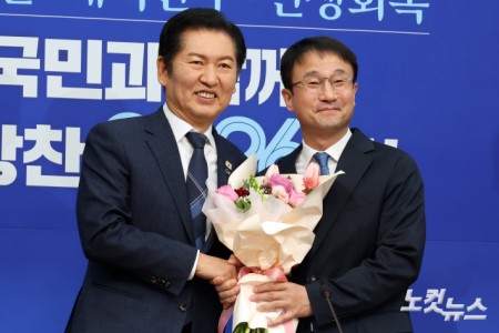 더불어민주당 정청래 대표(왼쪽)가 12일 서울 여의도 국회에서 열린 최고위원회의에서 한병도 신임 원내대표에게 꽃다발을 전달하고 있다.