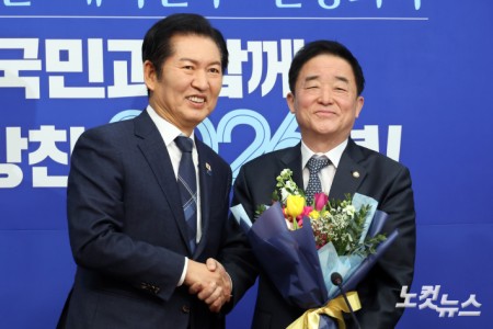 더불어민주당 정청래 대표(왼쪽)가 12일 서울 여의도 국회에서 열린 최고위원회의에서 강득구 신임 최고위원에게 꽃다발을 전달하고 있다.