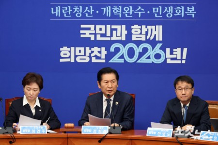 더불어민주당 정청래 대표가 12일 서울 여의도 국회에서 열린 최고위원회의에서 발언을 하고 있다.