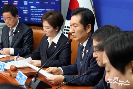 더불어민주당 정청래 대표가 12일 서울 여의도 국회에서 열린 최고위원회의에서 발언을 하고 있다.