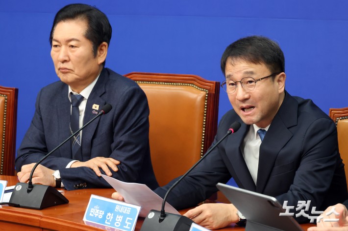 더불어민주당 한병도 원내대표(오른쪽)가 12일 서울 여의도 국회에서 열린 최고위원회의에서 발언을 하고 있다.