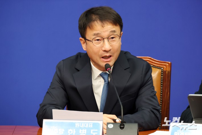 더불어민주당 한병도 원내대표가 12일 서울 여의도 국회에서 열린 최고위원회의에서 발언을 하고 있다.