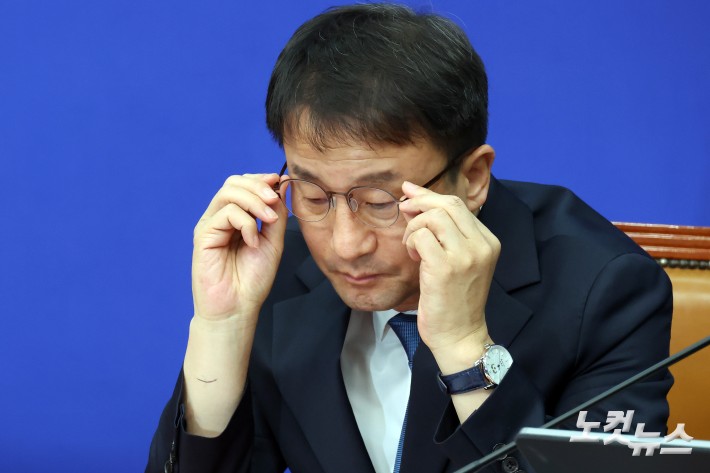 더불어민주당 한병도 원내대표가 12일 서울 여의도 국회에서 열린 최고위원회의에서 안경을 만지고 있다.