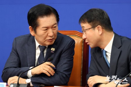 더불어민주당 정청래 대표와 한병도 원내대표(오른쪽)가 12일 서울 여의도 국회에서 열린 최고위원회의에서 대화를 하고 있다.