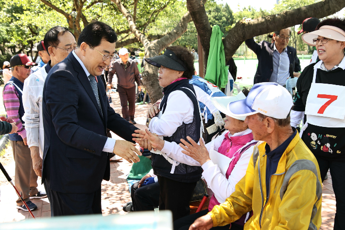 주낙영 경주시장이 어르신들과 인사를 나누고 있다. 경주시 제공