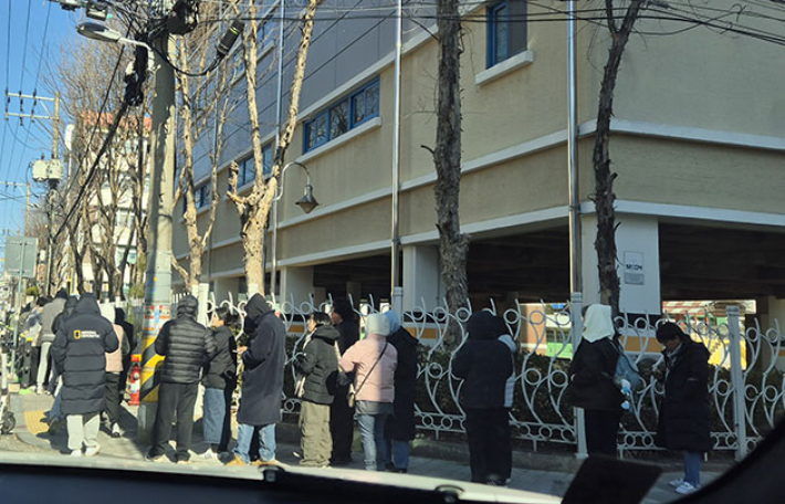 '두쫀쿠'를 구매하기 위해 줄 선 사람들. A씨 제공