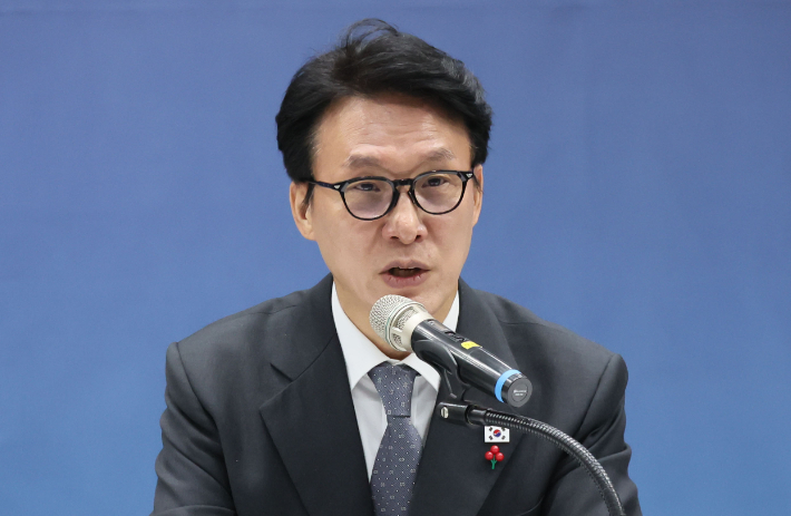 김민석 국무총리가 12일 서울 은평구 한국행정연구원에서 열린 인사혁신처·법제처·식품의약품안전처·국가데이터처·지식재산처·원자력안전위원회 업무보고에서 발언하고 있다. 연합뉴스