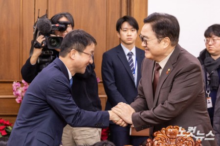 우원식 국회의장(오른쪽)이 12일 오전 서울 여의도 국회 의장실에서 한병도 더불어민주당 신임 원내대표와 악수하고 있다. 2026.01.12